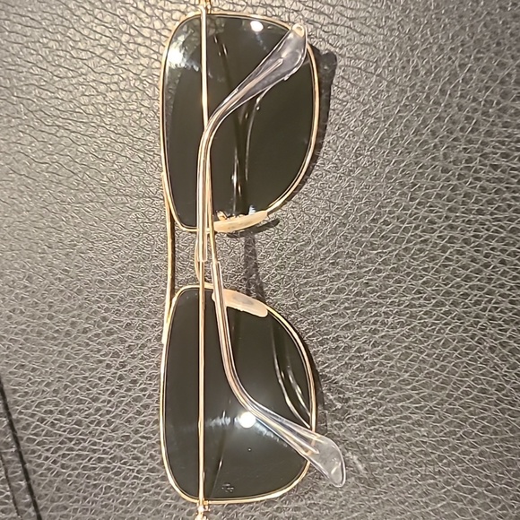 Ray-Ban aviator sunglasses dark lense - Picture 3 of 3